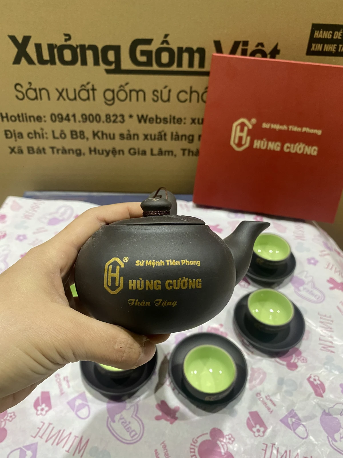 Cận bố cục logo Hùng Cường trên thân ấm quai chuôi