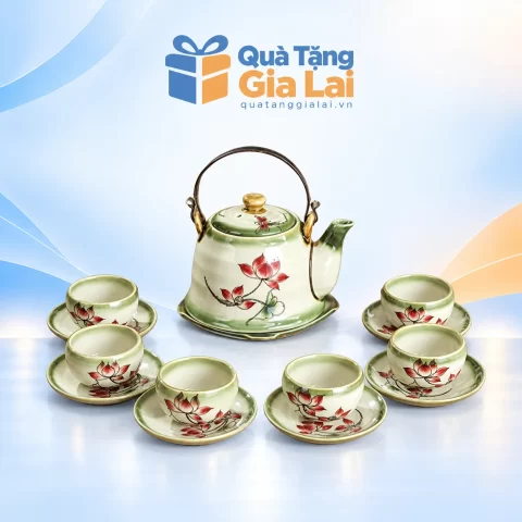 Bộ trà vẽ sen đỏ 440 ml với sáu chén và đĩa lót trên nền Quà Tặng Gia Lai