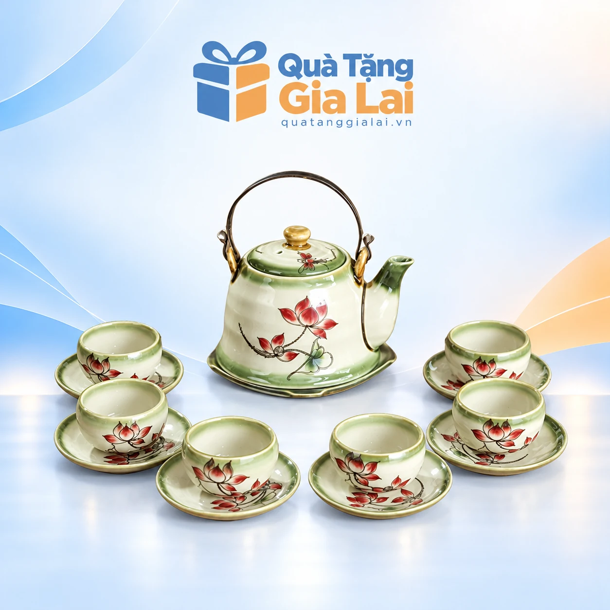 Bộ trà vẽ sen đỏ 440 ml với sáu chén và đĩa lót trên nền Quà Tặng Gia Lai