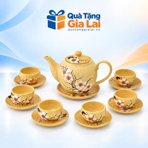 Bộ trà vẽ tay hoa trắng nền vàng, sáu chén và bảy đĩa trên nền Quà Tặng Gia Lai