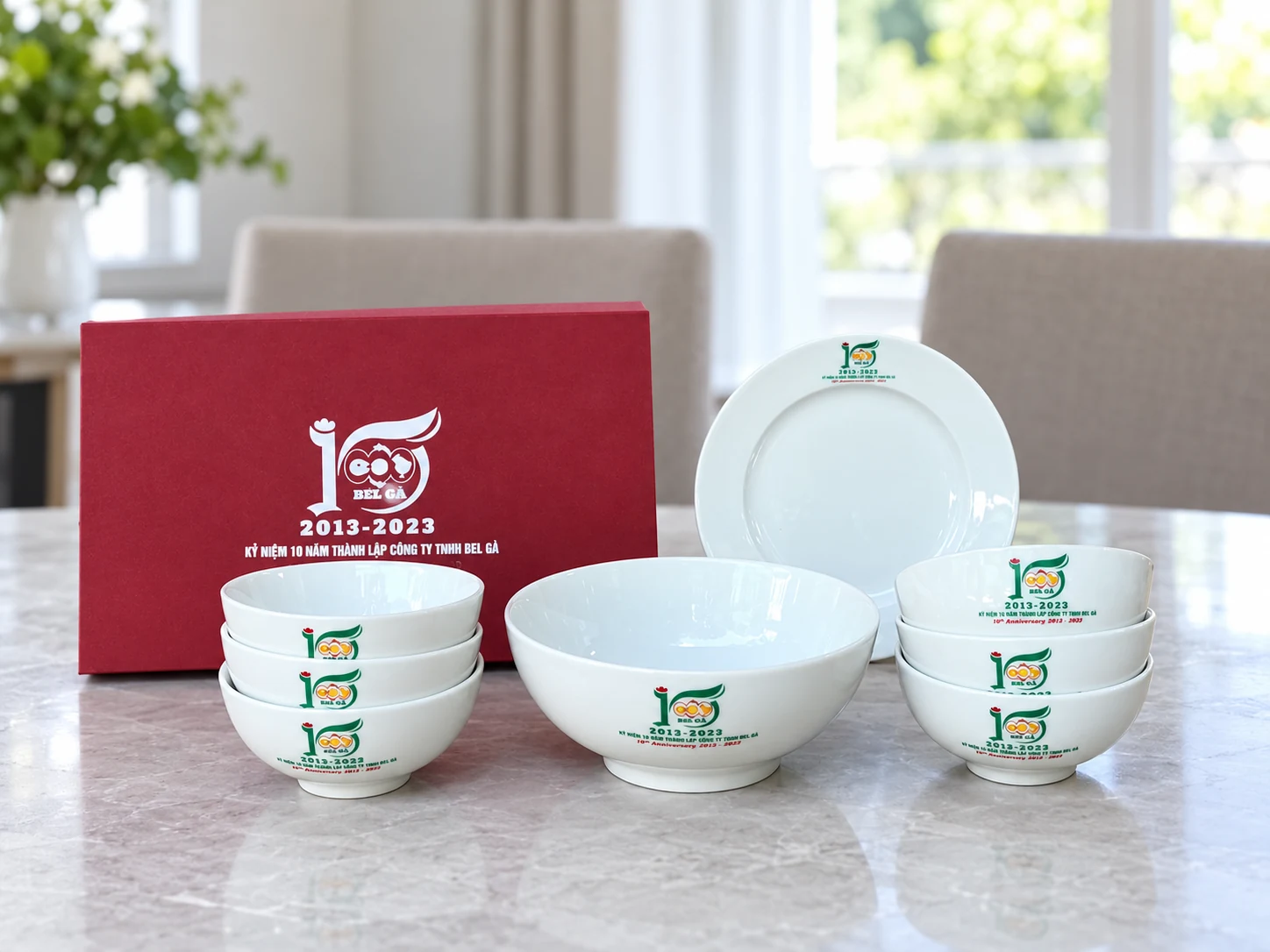 Sáu bát cơm, một tô, một đĩa Trung Kiên và hộp đỏ với mẫu in kỷ niệm 10 năm