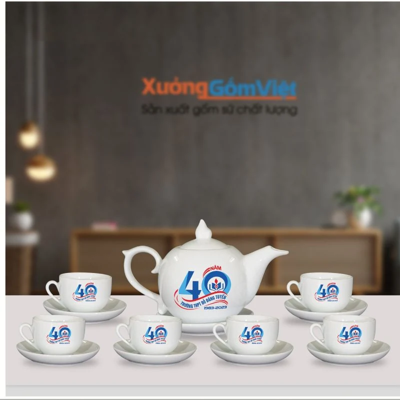 Bố cục kỷ niệm 40 năm trên ấm và sáu chén.