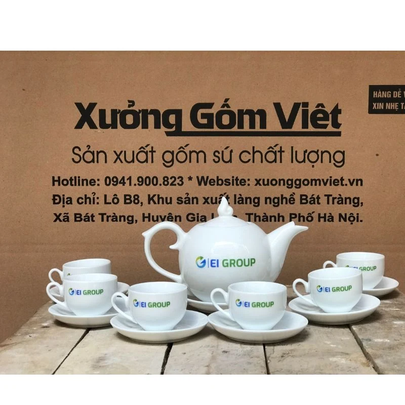 Tên doanh nghiệp và biểu trưng xanh trên nền trắng.