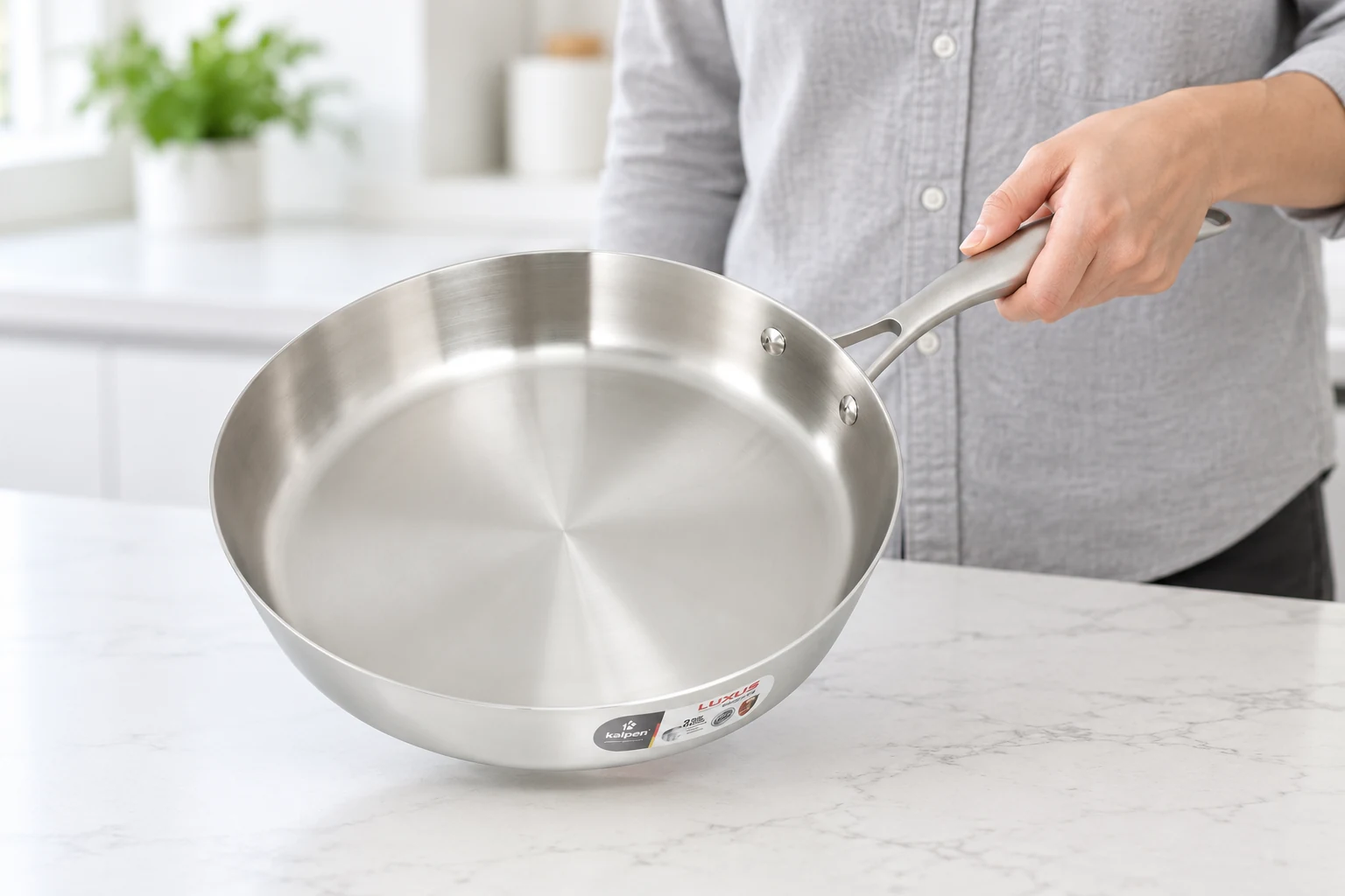 Cầm cán chảo Kalpen Luxus để xem dáng và lòng chảo