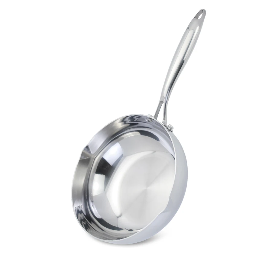 Ảnh chụp chảo Zenger nghiêng, thấy lòng inox bóng và miệng rót