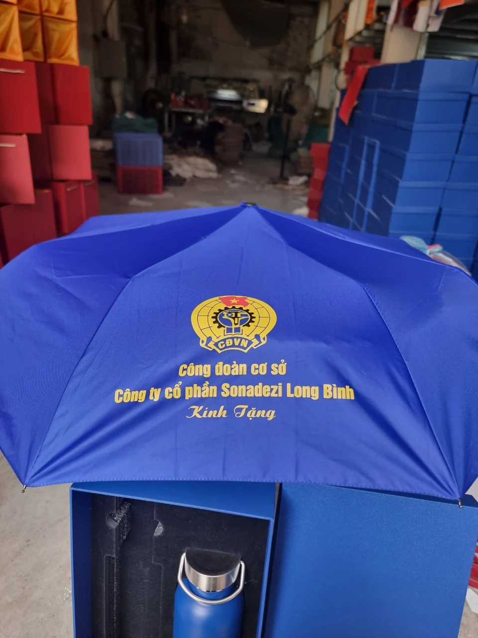 Cận vị trí thể hiện nội dung trên múi dù xanh