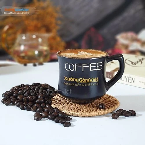 Cốc dáng eo chữ COFFEE bày cùng đế mây và hạt cà phê