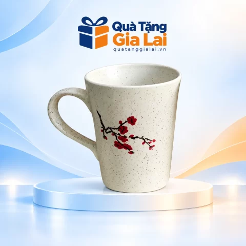 Cốc đánh răng có quai, cành hoa đỏ trên men lấm tấm và nền Quà Tặng Gia Lai