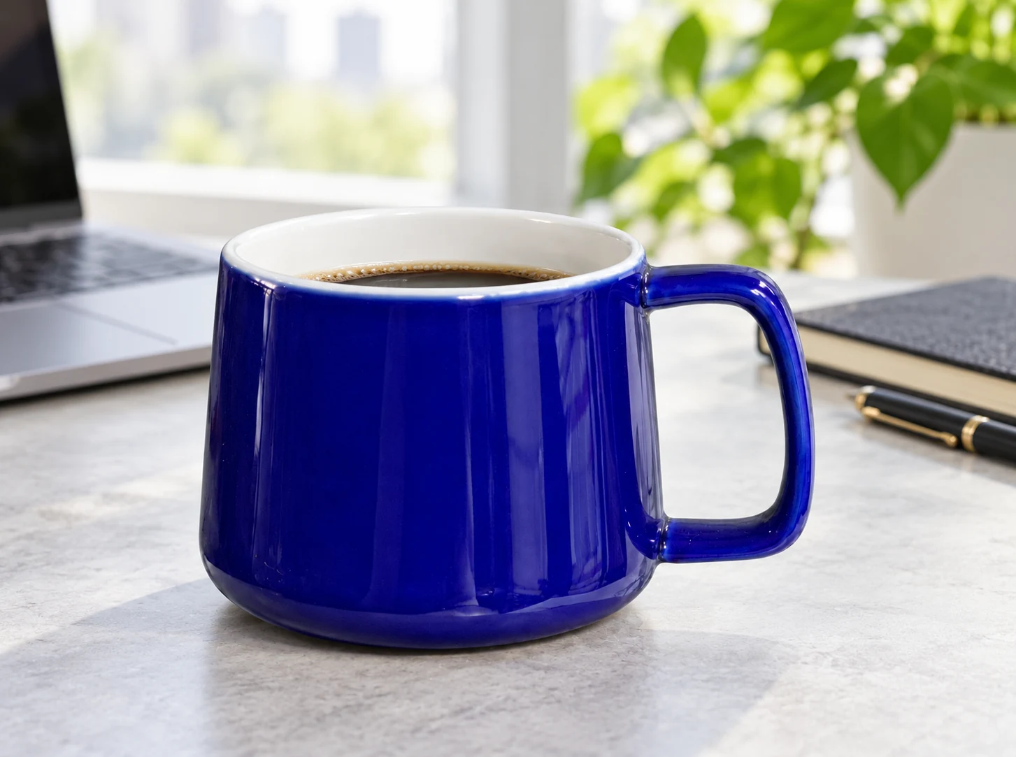 Cốc Khánh An xanh cobalt dùng cà phê tại bàn làm việc