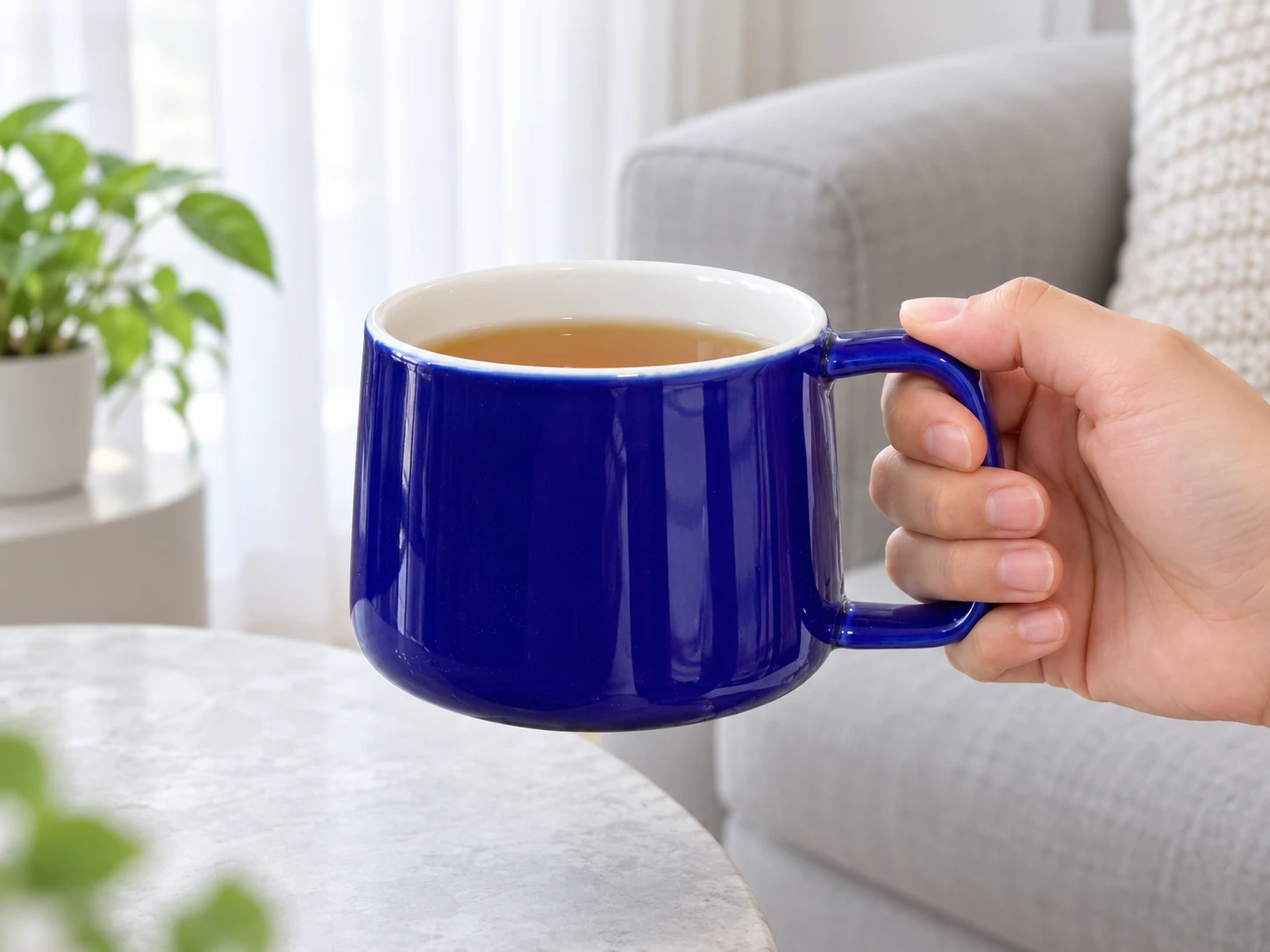 Cầm quai cốc Khánh An xanh cobalt khi dùng trà