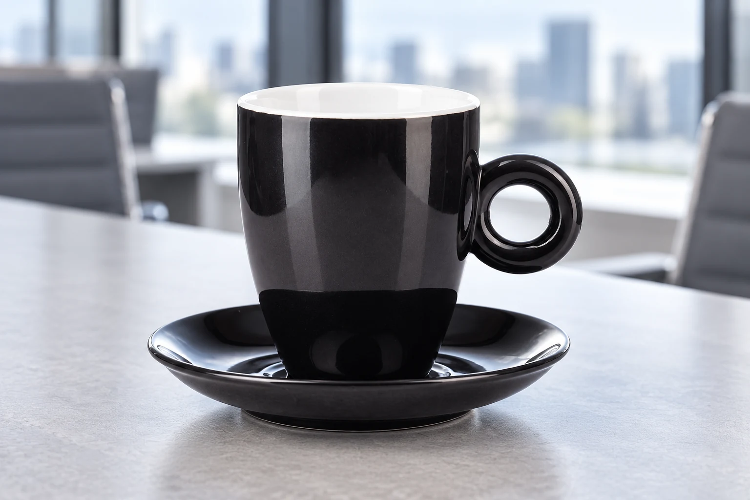 Một cốc Latte men đen lòng trắng và đĩa kê trên bàn làm việc