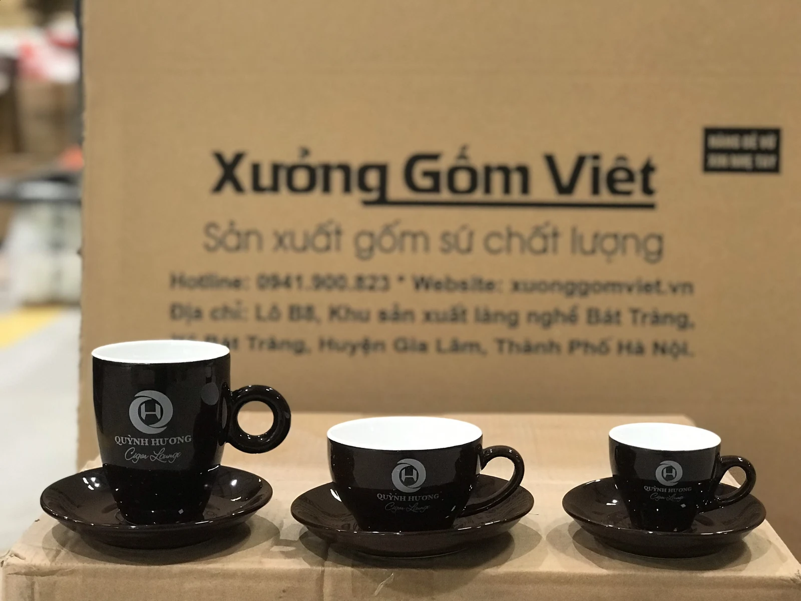 Cốc Latte men đen quai tròn cao bên trái trong ảnh so sánh ba mẫu cốc