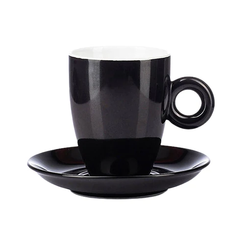 Dáng cốc Latte cao với quai vòng tròn và đĩa kê men đen