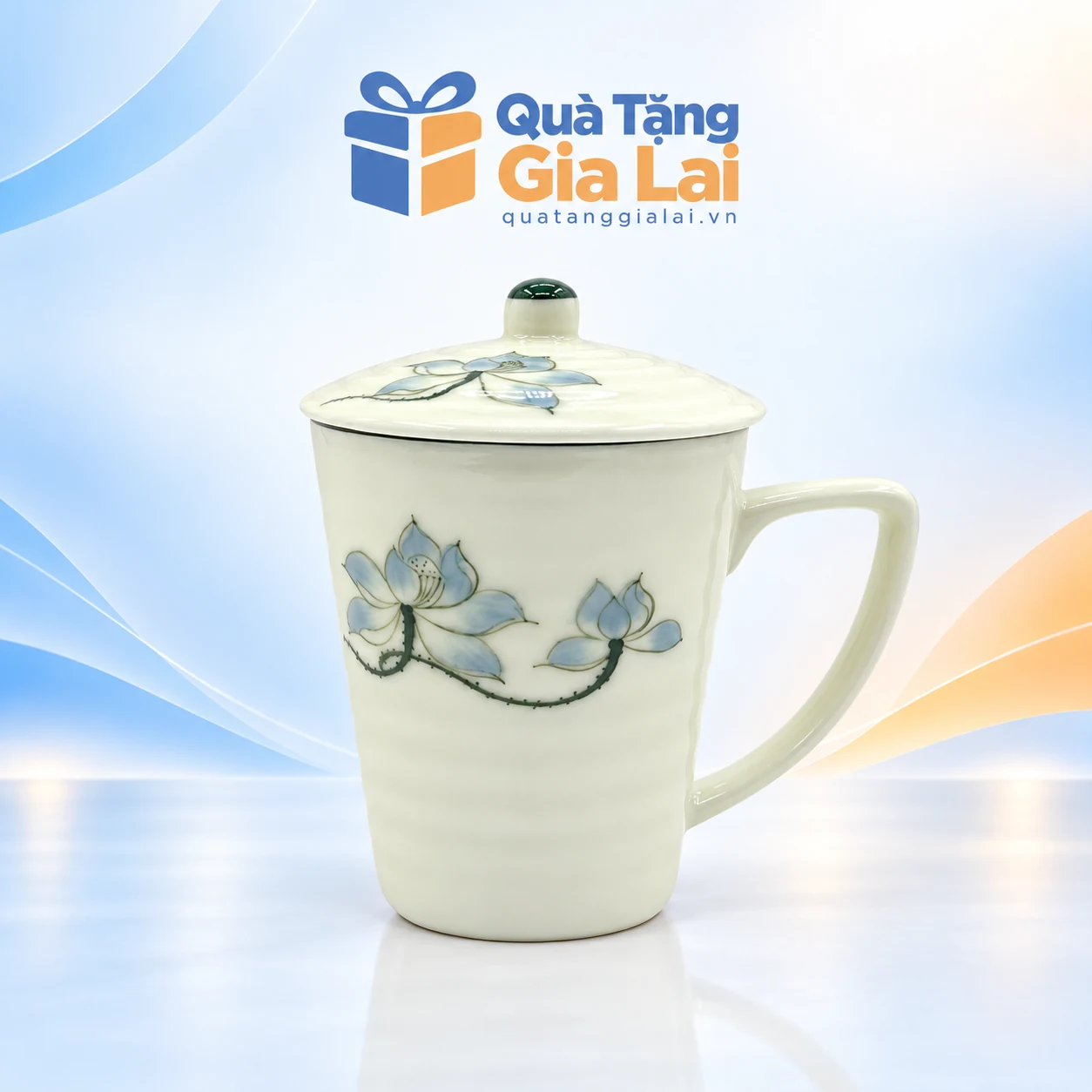 Cốc Lipton Bát Tràng men kem sen xanh, nắp núm xanh và quai dài