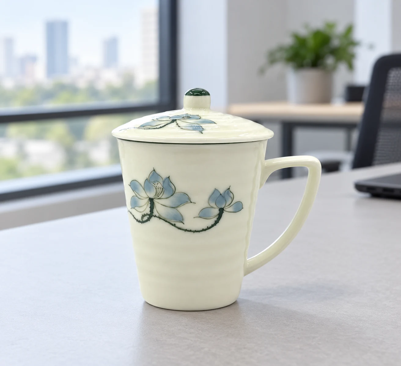 Cốc Lipton men kem sen xanh có nắp trên bàn làm việc cạnh cửa sổ