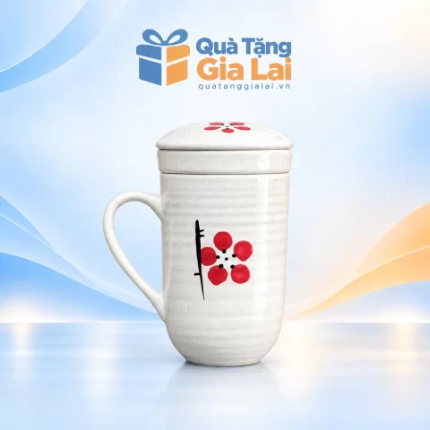 Cốc lọc trà Bát Tràng 250 ml nền trắng hoa đỏ, quai trắng và nắp đồng bộ