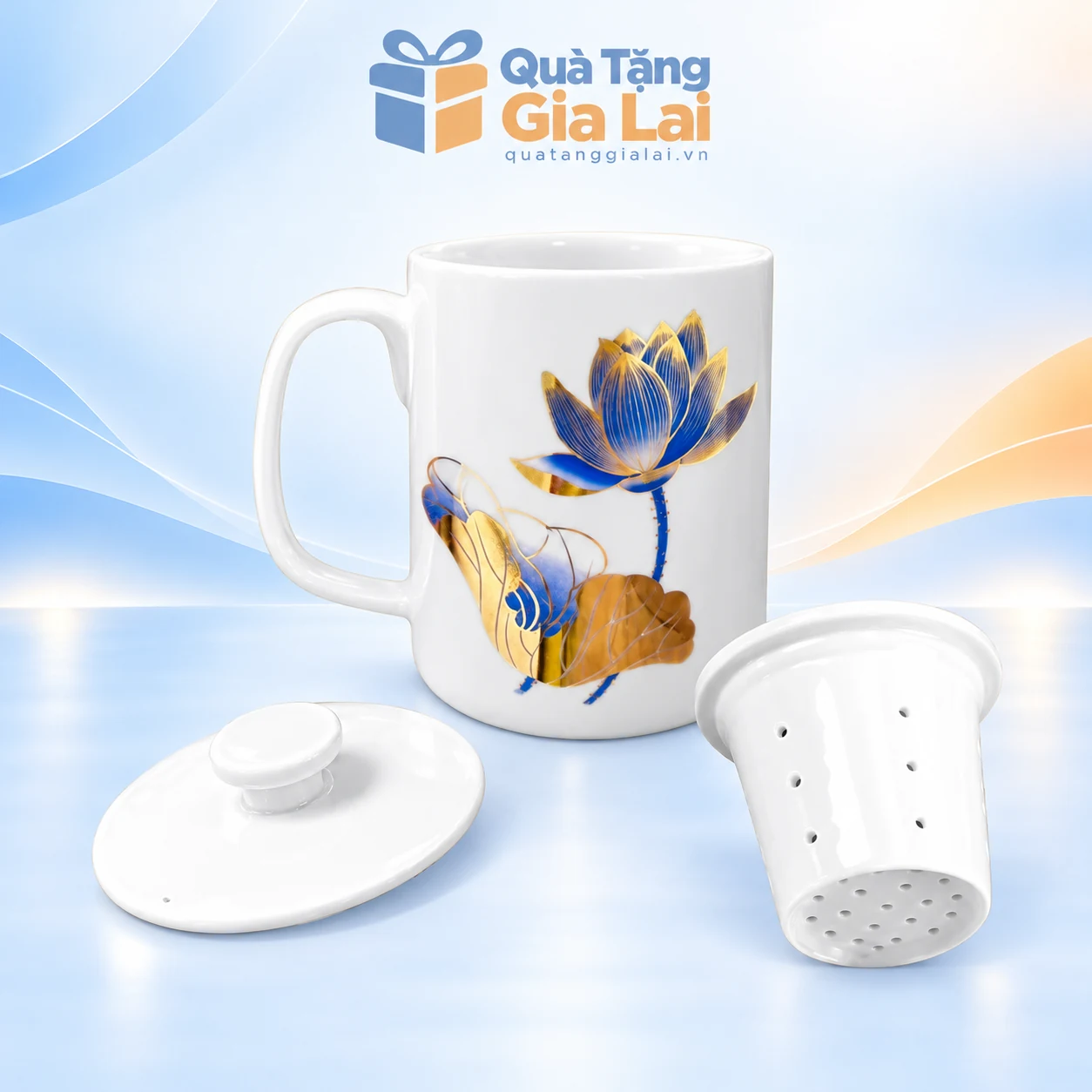 Cốc sứ lọc trà Bát Tràng họa tiết sen xanh màu vàng với một lọc trà và một nắp