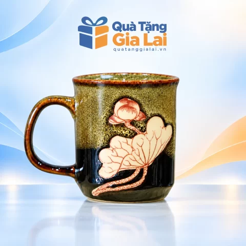 Cốc quai C hỏa biến gấm sen nền xanh olive đen với lá sen màu kem