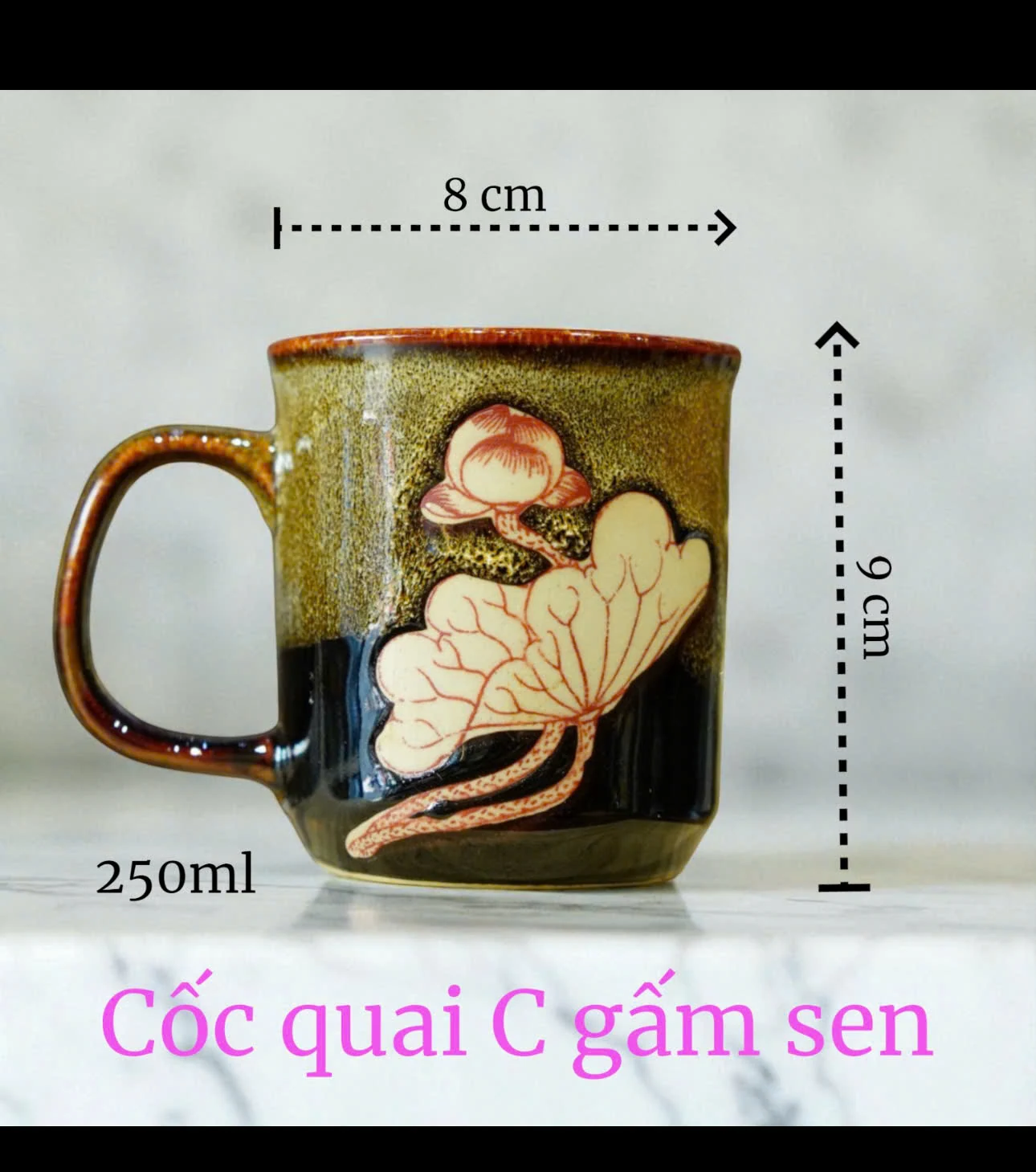 Cốc gấm sen quai C có số đo cao 9 cm và miệng 8 cm
