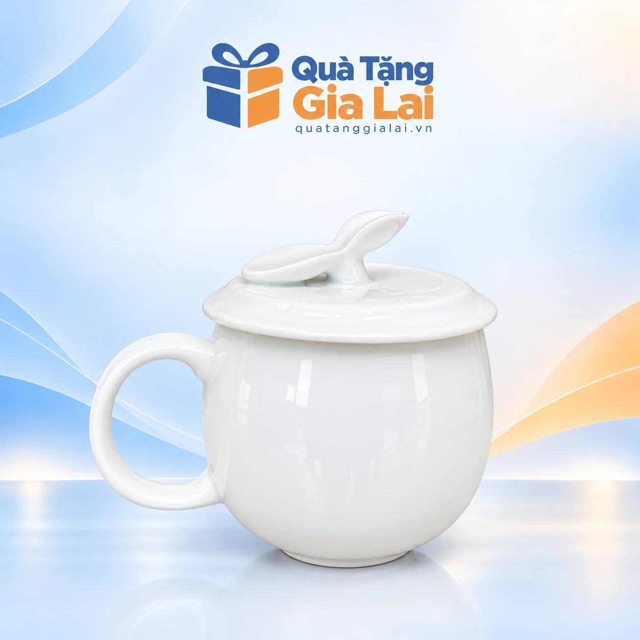 Cốc sứ trắng Bát Tràng nắp táo thân bầu có quai và núm nắp hai lá