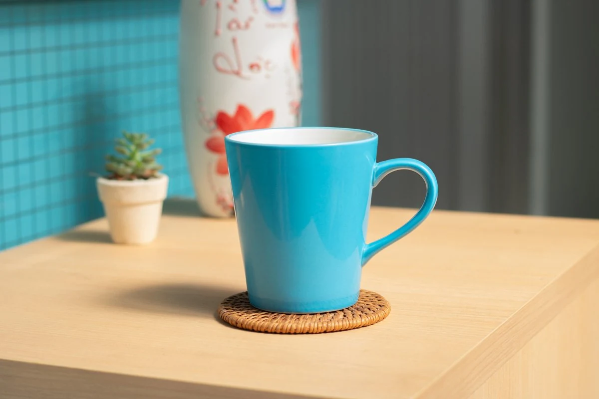 Góc cốc xanh ngọc lòng trắng với quai ở bên phải