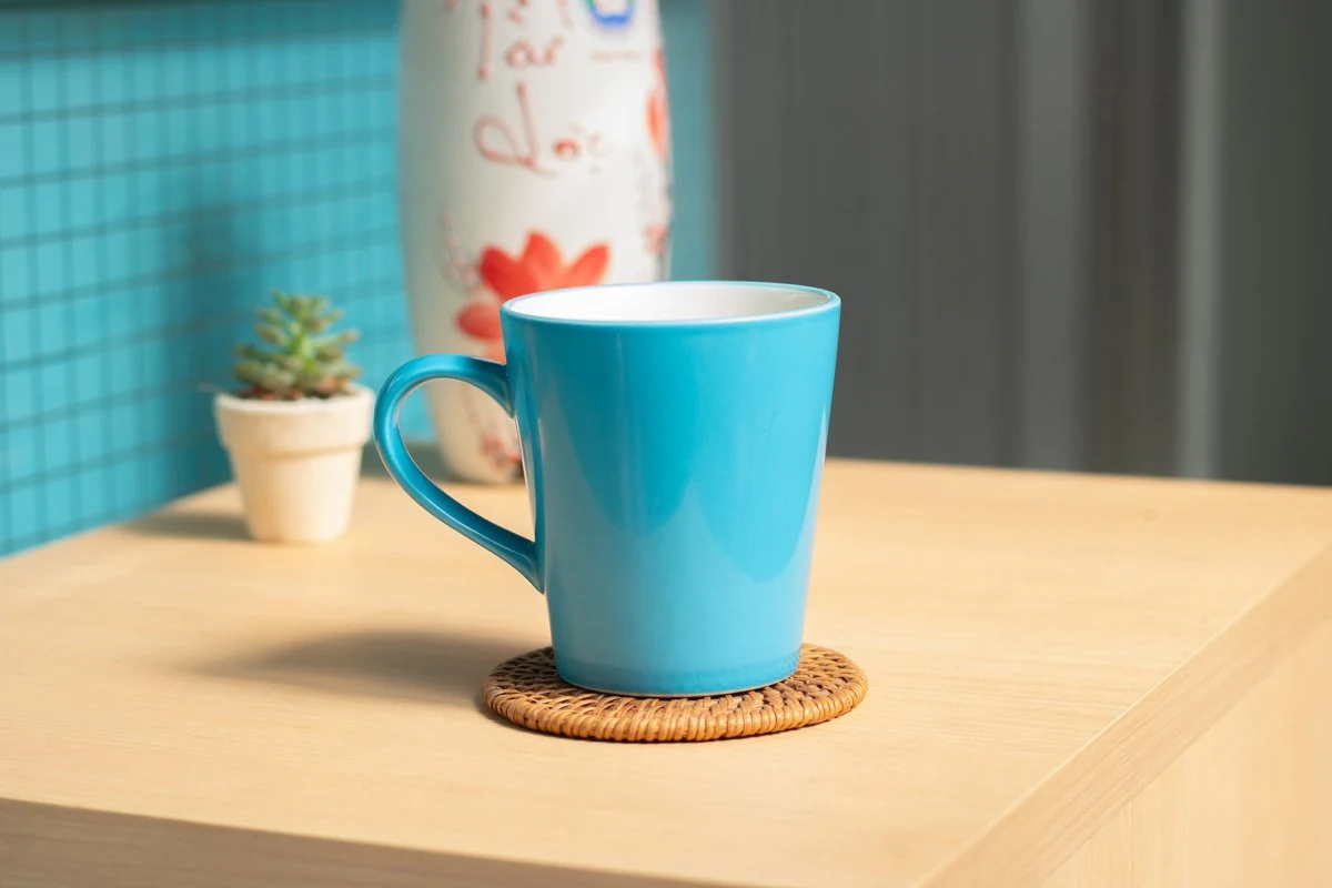 Góc cốc xanh ngọc lòng trắng với quai ở bên trái