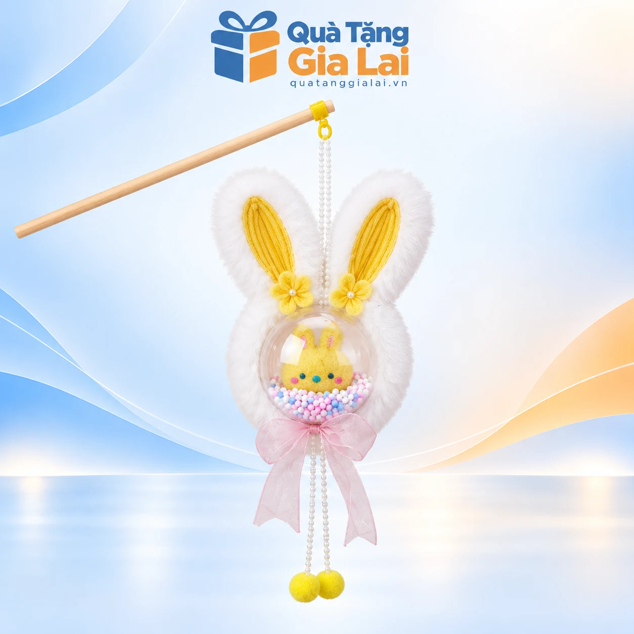 Đèn lồng thỏ tai vàng, mặt tròn trong suốt, nơ hồng nhạt và cần gỗ