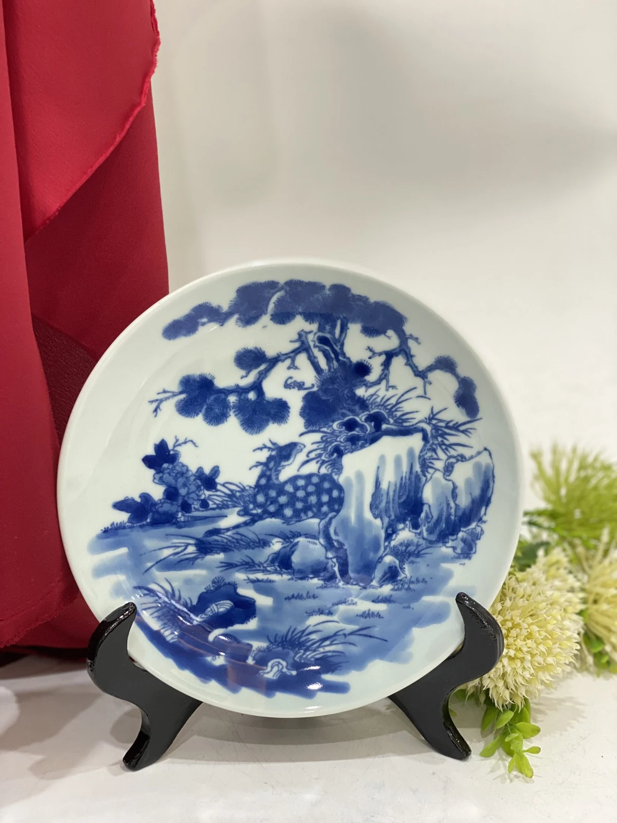 Họa tiết chim và cây tùng trên đĩa trưng bày