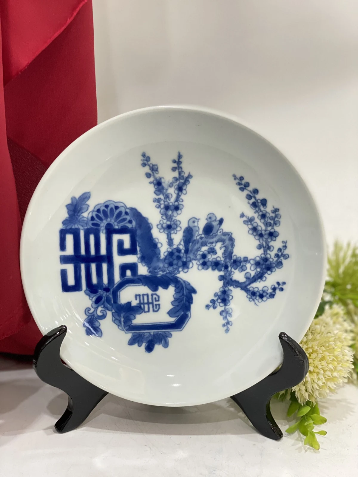 Họa tiết chữ trang trí, đôi chim và cành hoa
