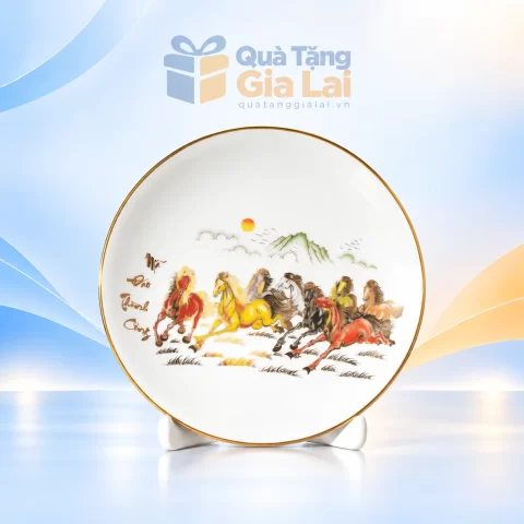 Đĩa biểu trưng Mã Đáo Thành Công và đế sứ trắng trên nền Quà Tặng Gia Lai