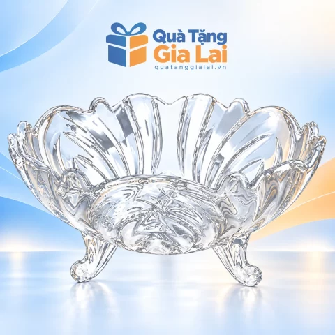 Đĩa thủy tinh ba chân cong, miệng lượn trên nền Quà Tặng Gia Lai