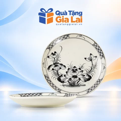 Mặt hoa sen và dáng nghiêng của đĩa tròn vẽ cổ sen trầm trên nền Quà Tặng Gia Lai