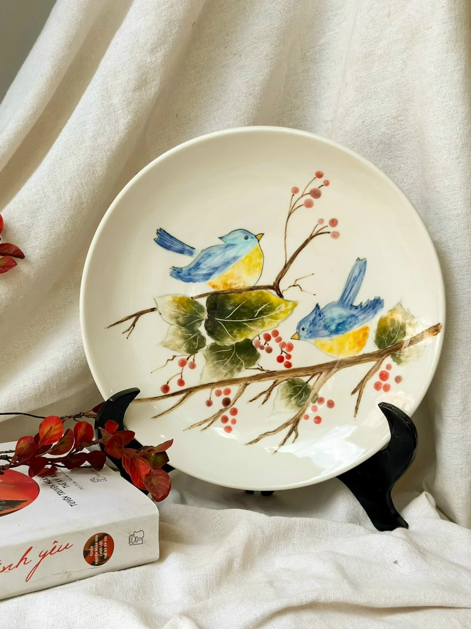 Đĩa 30 cm họa tiết hai chim xanh vàng và quả đỏ
