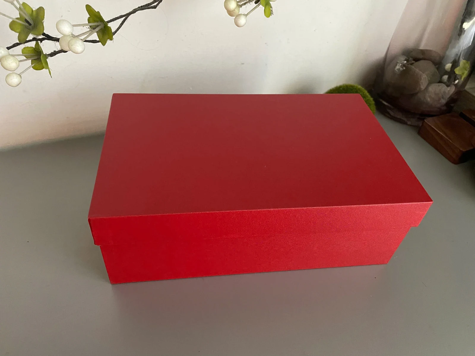 Ảnh chụp hộp đỏ đậy nắp cho mẫu đồng hồ kèm ống bút