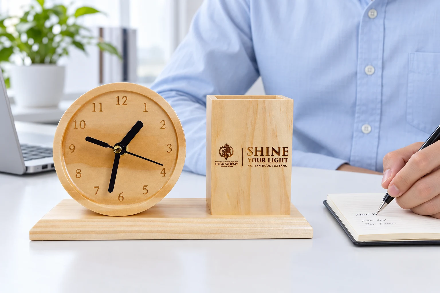 Ghi chép bên cạnh đồng hồ gỗ và ống bút để bàn