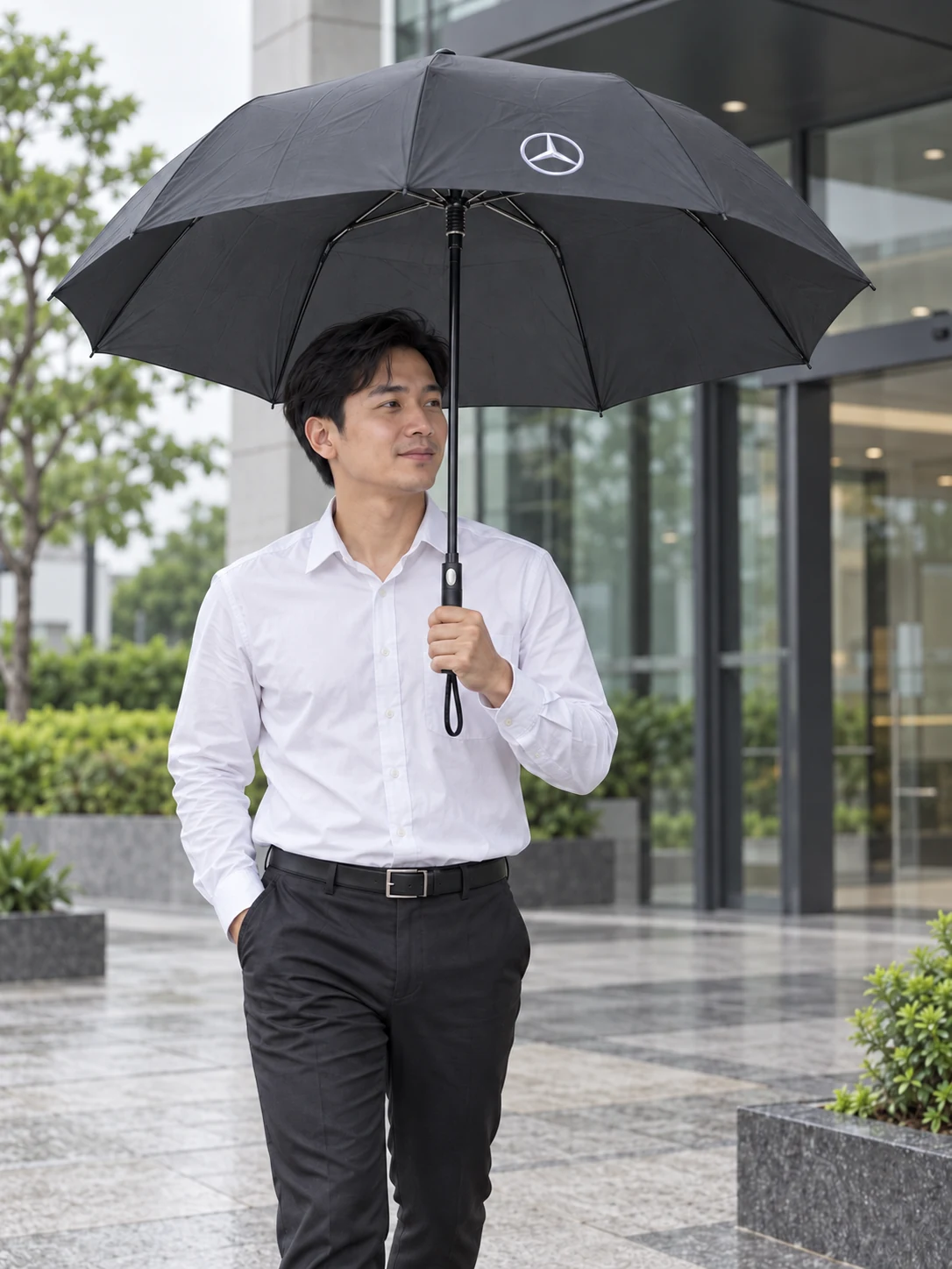 Cầm dù đen gấp hai đang mở khi đi bộ ở lối vào văn phòng