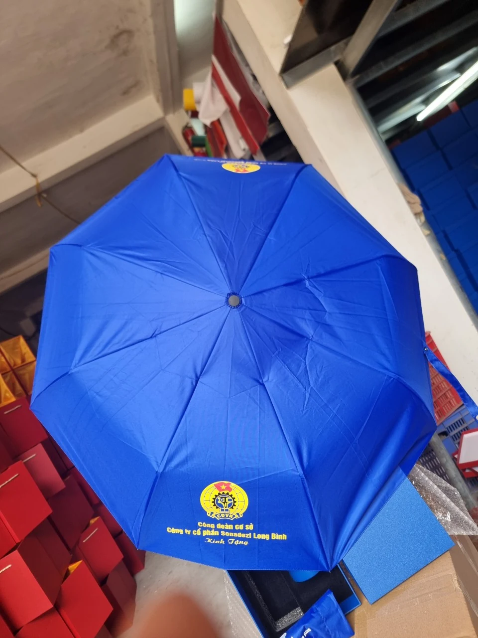 Tán dù màu xanh khi mở