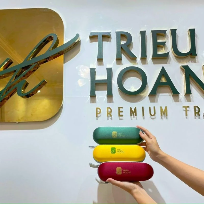 Ba hộp dạng viên màu xanh, vàng và đỏ với nội dung in