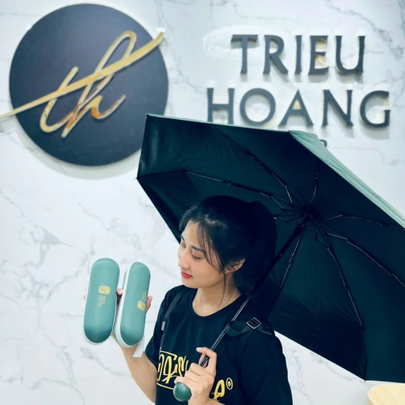 Bản dù có tay cầm xanh ngọc, mặt trong đen và các hộp dạng viên