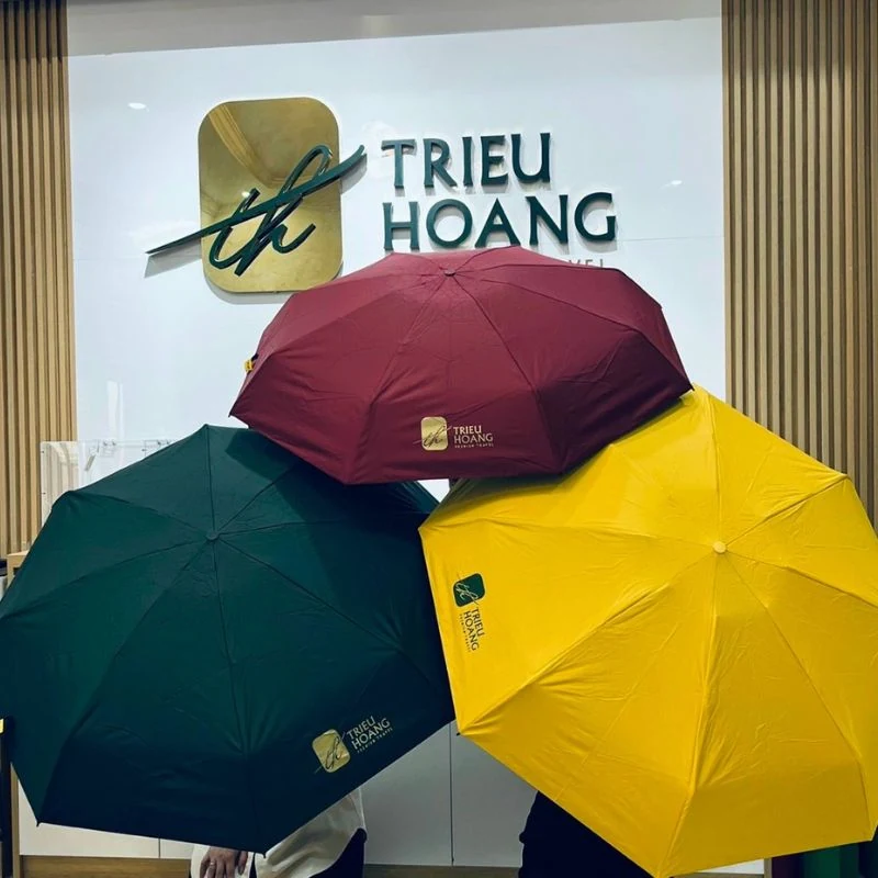 Ba tán dù đỏ, vàng và xanh đậm có cùng bố cục in