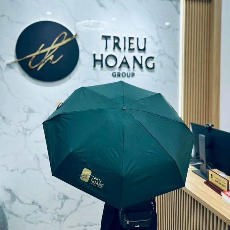 Tán dù gấp năm màu xanh đậm với bố cục in màu vàng