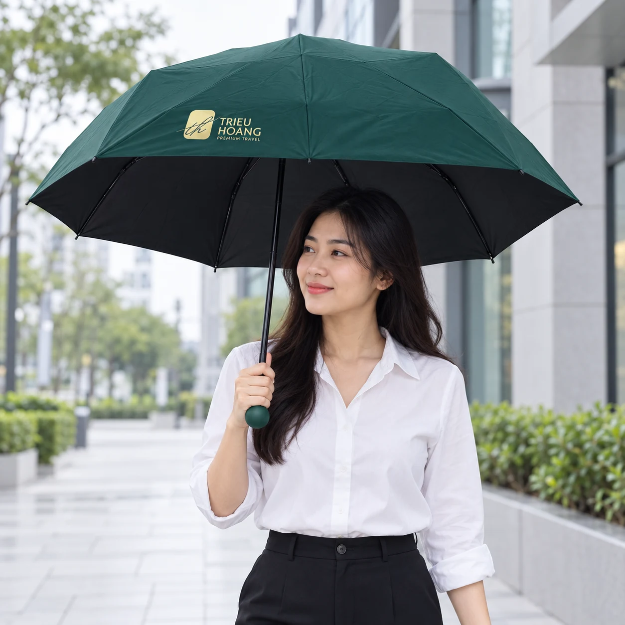 Cầm dù xanh đậm gấp năm đang mở ở lối đi bộ gần văn phòng