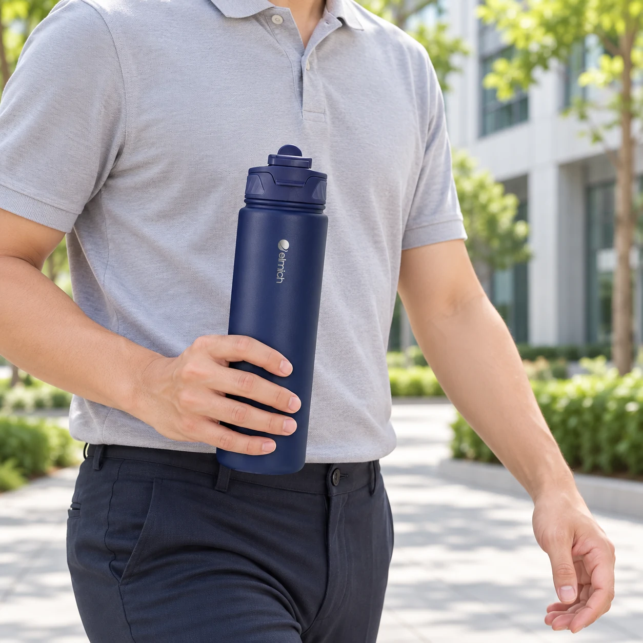 Cầm bình Elmich EL8376 xanh navy khi di chuyển ngoài văn phòng