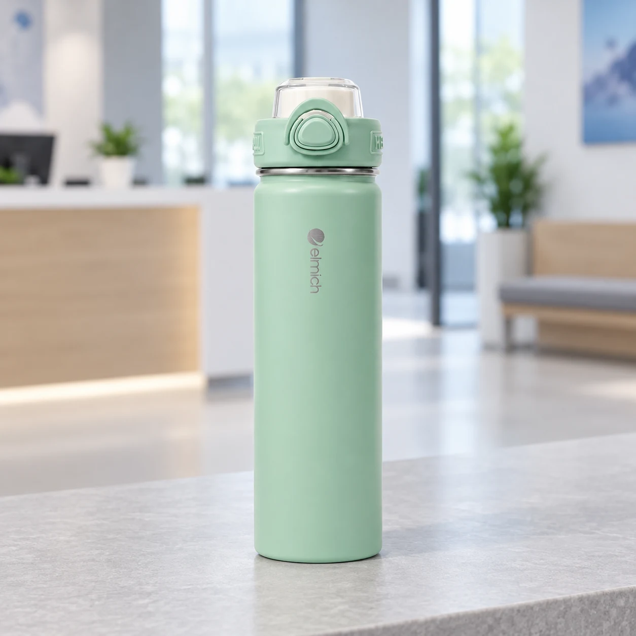 Bình Elmich EL8393 xanh pastel đặt trên bàn ở văn phòng sáng