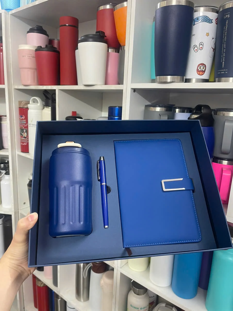 Bộ quà xanh với bình, bút và sổ