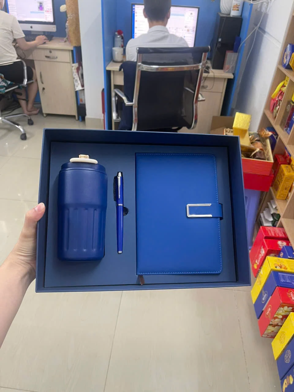 Ba món của bộ quà màu xanh trong hộp