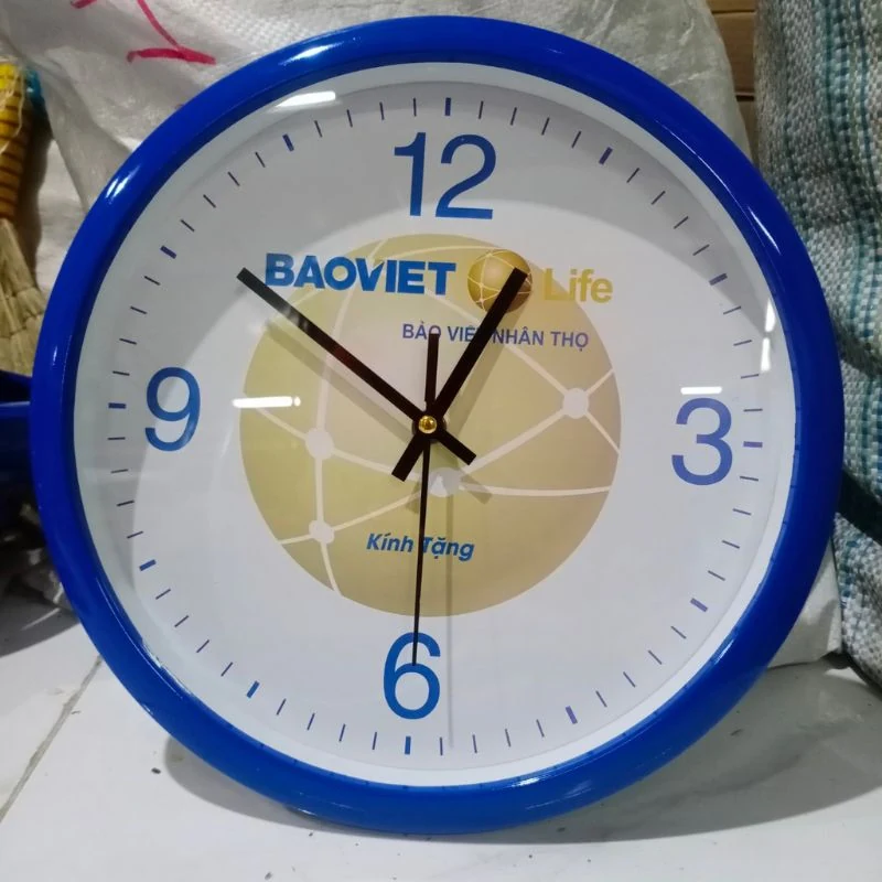 HD303 viền xanh với bốn mốc giờ và logo