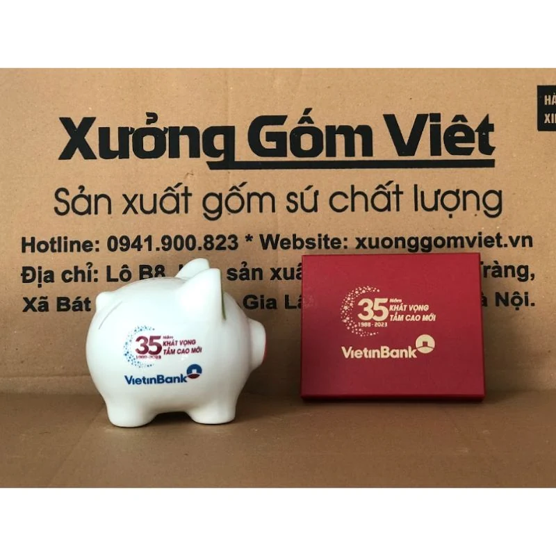 Cách bố trí logo ở hông mẫu tai xanh nhạt