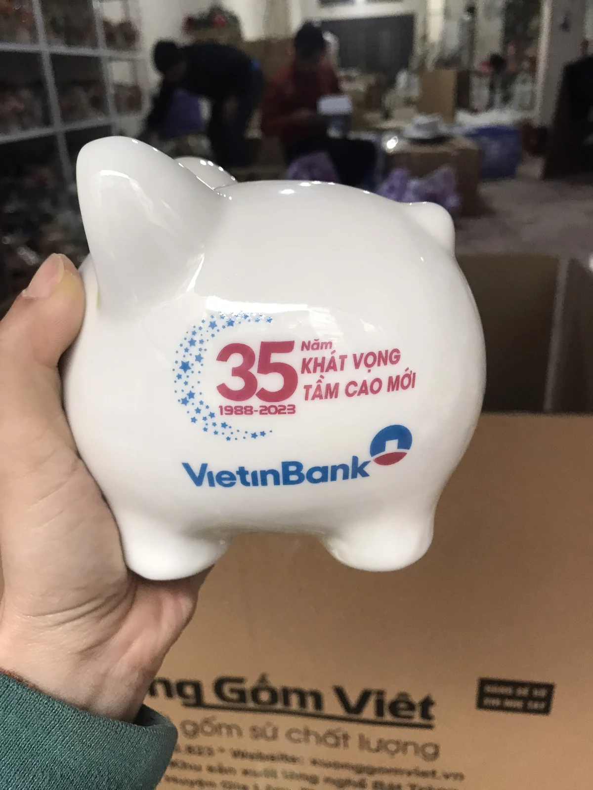 Cận bố cục logo ở một bên hông, thuận tiện để cân nhắc kích thước nội dung