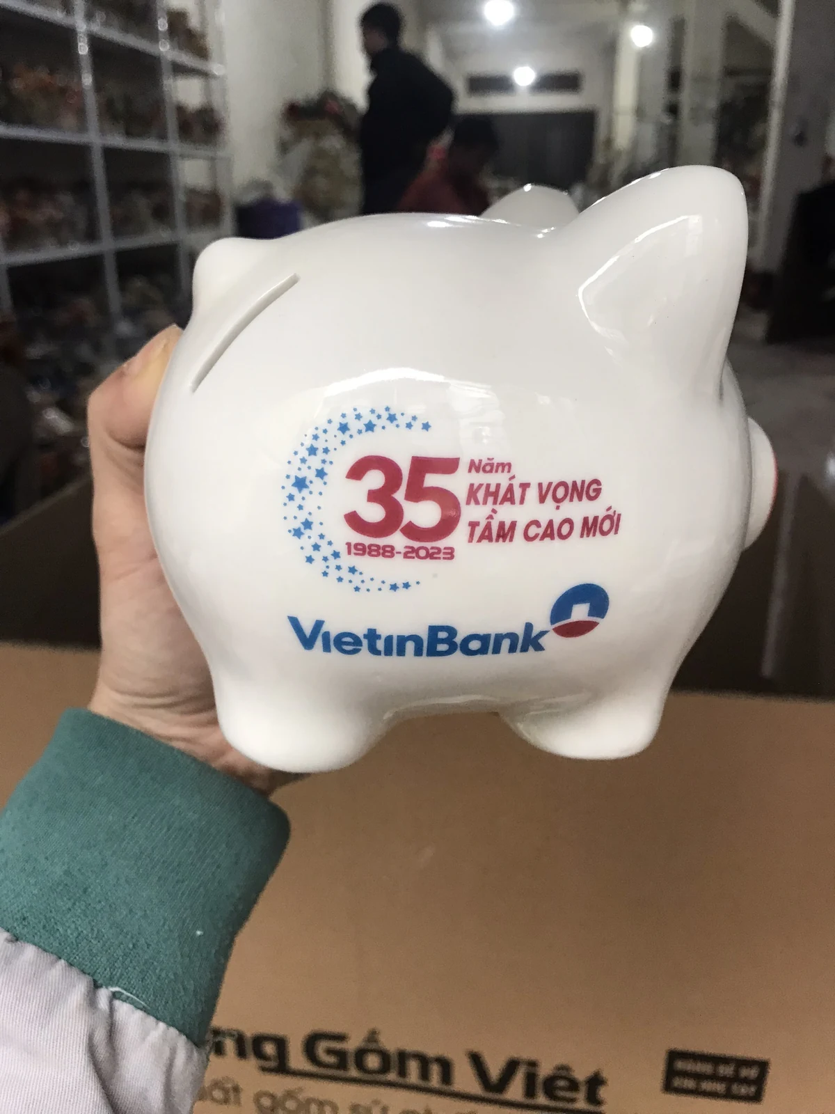 Khe bỏ tiền và phần hông ở góc nghiêng